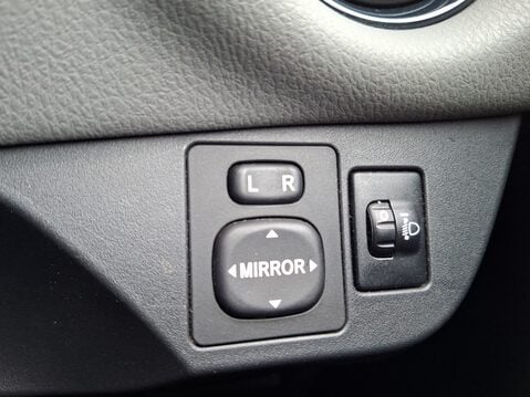 Toyota Yaris 1.5 VVT-i Icon 5dr [Nav] 29