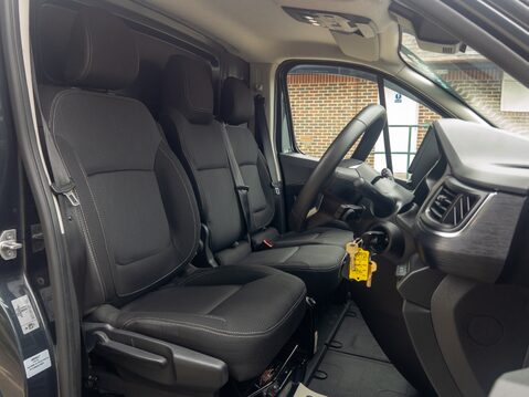 Renault Trafic SL28 Blue dCi 130 Sport Van 26