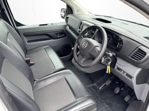 Vauxhall Vivaro 2700 1.5d 120PS Dynamic H1 Van 17