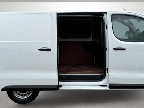 Vauxhall Vivaro 2700 1.5d 120PS Dynamic H1 Van 27