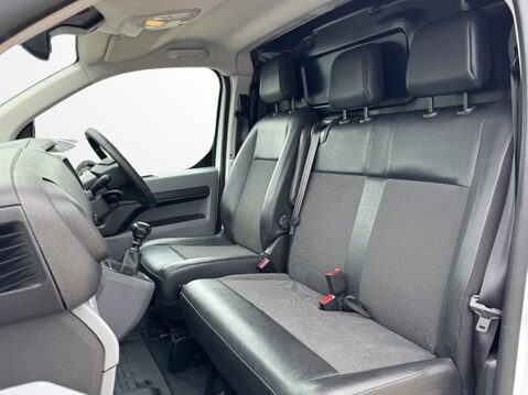 Vauxhall Vivaro 2700 1.5d 120PS Dynamic H1 Van 19