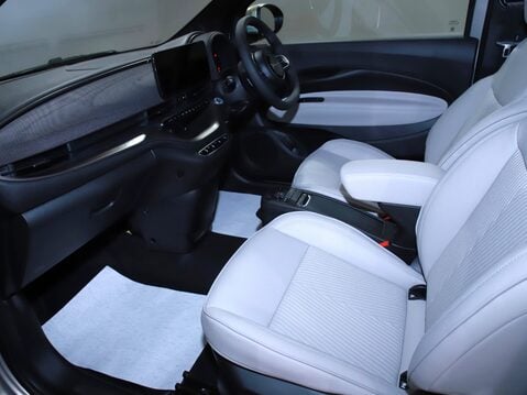 Fiat 500 87kW Giorgio Armani 42kWh 3dr Auto 2