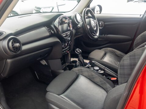 Mini Hatchback 1.5 Cooper 5dr Auto [Chili/Media Pack XL] 2