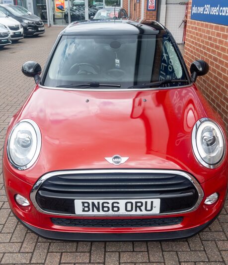 Mini Hatchback 1.5 Cooper 5dr Auto [Chili/Media Pack XL]