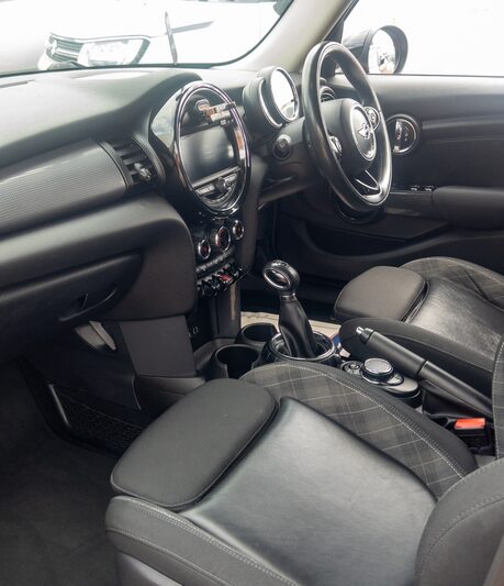 Mini Hatchback 1.5 Cooper 5dr Auto [Chili/Media Pack XL]