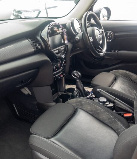 Mini Hatchback 1.5 Cooper 5dr Auto [Chili/Media Pack XL]
