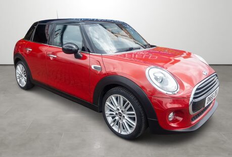 Mini Hatchback 1.5 Cooper 5dr Auto [Chili/Media Pack XL]