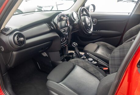 Mini Hatchback 1.5 Cooper 5dr Auto [Chili/Media Pack XL]