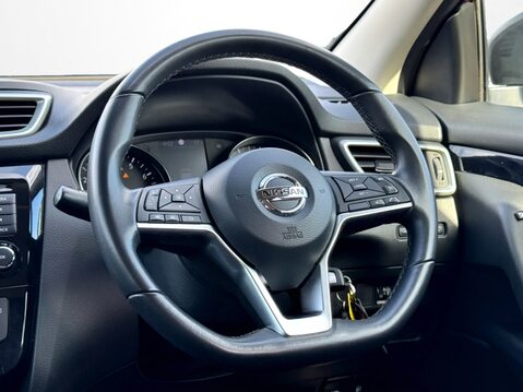 Nissan Qashqai 1.3 DiG-T 160 Acenta Premium 5dr DCT 17