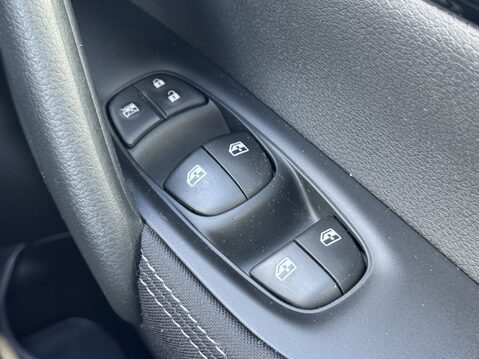 Nissan Qashqai 1.3 DiG-T 160 Acenta Premium 5dr DCT 32