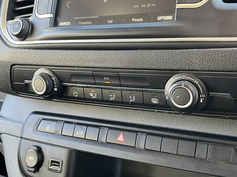 Vauxhall Vivaro 2700 1.5d 100PS Sportive H1 Van 32