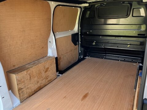 Vauxhall Vivaro 2700 1.5d 100PS Sportive H1 Van 18