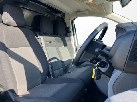 Vauxhall Vivaro 2700 1.5d 100PS Sportive H1 Van 19