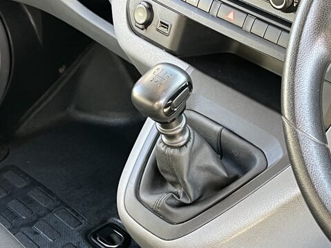 Vauxhall Vivaro 2700 1.5d 100PS Sportive H1 Van 34