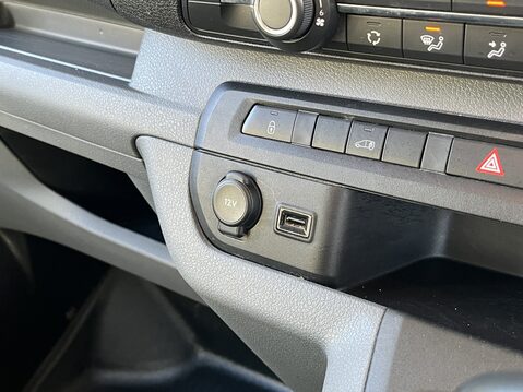 Vauxhall Vivaro 2700 1.5d 100PS Sportive H1 Van 33