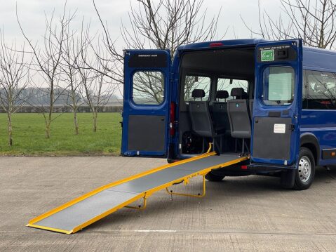Peugeot Boxer 2.0 BlueHDi 440 17 seat lightweight minibus with ramp and A/C. L4 H2 Euro6 2