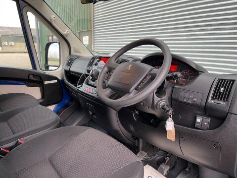 Peugeot Boxer 2.0 BlueHDi 440 17 seat lightweight minibus with ramp and A/C. L4 H2 Euro6 17