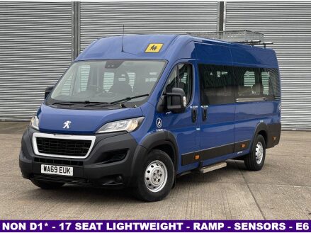 Peugeot Boxer 2.0 BlueHDi 440 17 seat lightweight minibus with ramp and A/C. L4 H2 Euro6