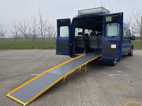 Peugeot Boxer 2.0 BlueHDi 440 17 seat lightweight minibus with ramp and A/C. L4 H2 Euro6 2