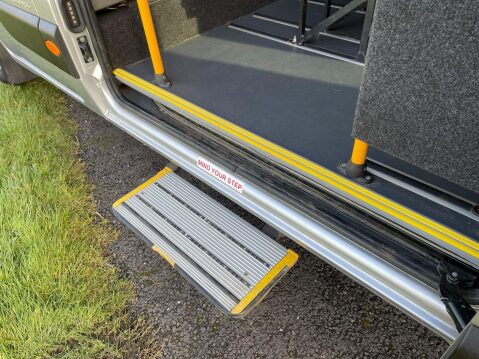 Renault Master 2.3 dCi 35 15 Seater Minibus with removable ramps LWB Medium Roof Euro 6 9