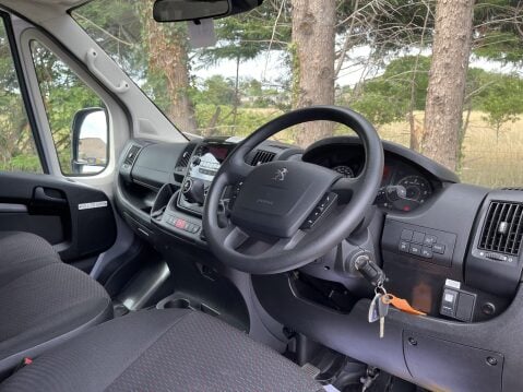 Peugeot Boxer BLUEHDI 440 L4 17 SEAT LIGHTWEIGHT MINIBUS Non D1 with Parking sensors EURO 15