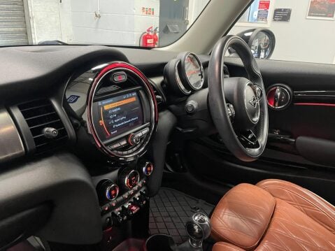 Mini Hatch 1.5 Cooper Exclusive Euro 6 (s/s) 3dr 48