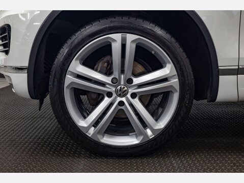 Volkswagen Touareg 3.0 TDI V6 BlueMotion Tech R-Line Tiptronic 4WD Euro 6 (s/s) 5dr 9