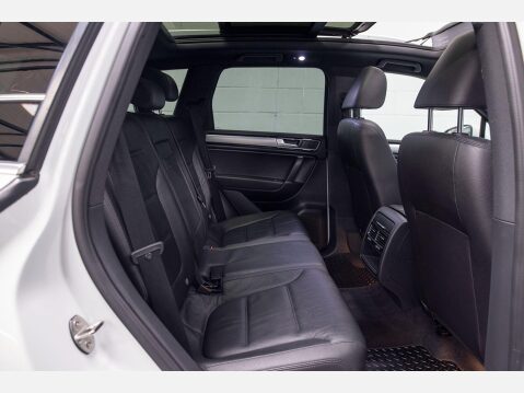 Volkswagen Touareg 3.0 TDI V6 BlueMotion Tech R-Line Tiptronic 4WD Euro 6 (s/s) 5dr 32