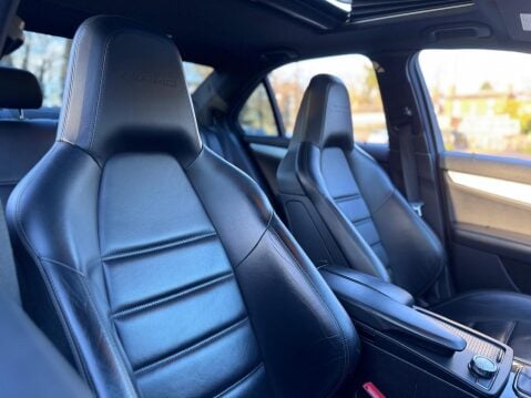 Mercedes-Benz C Class 6.3 C63 V8 AMG SpdS MCT Euro 5 4dr 44
