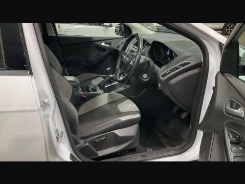 Ford Focus 1.6 Zetec Navigator Euro 5 5dr 10