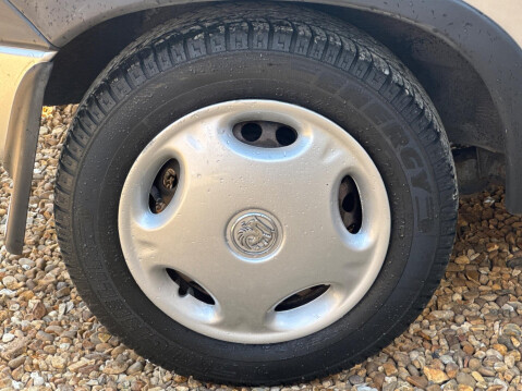 Vauxhall Corsa 1.4i CDX 3dr 9