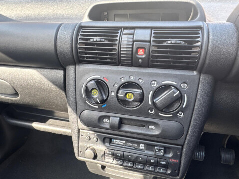 Vauxhall Corsa 1.4i CDX 3dr 23