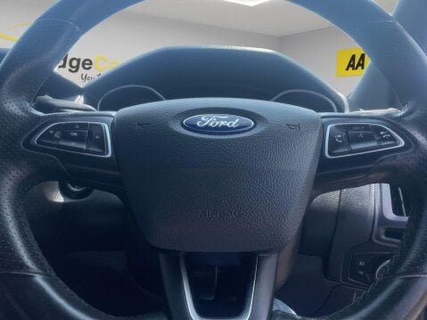 Ford Focus 1.0T EcoBoost ST-Line Euro 6 (s/s) 5dr 29