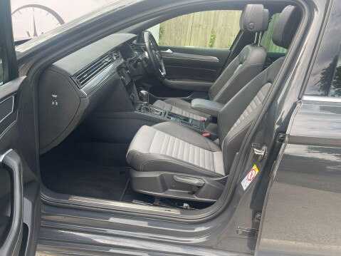 Volkswagen Passat 2.0 TDI R-Line DSG Euro 6 (s/s) 5dr 32