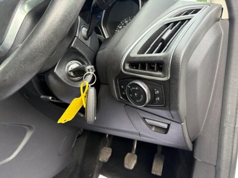 Ford Focus 1.0T EcoBoost Zetec Euro 5 (s/s) 5dr 17