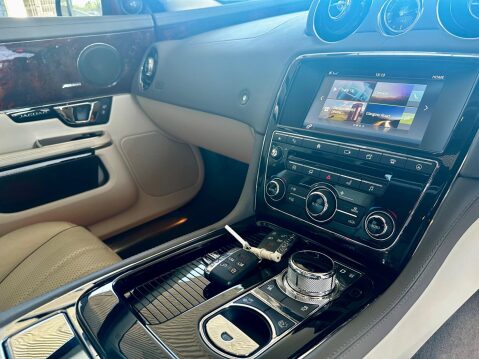 Jaguar XJ 3.0d V6 Premium Luxury Auto Euro 6 (s/s) 4dr 33