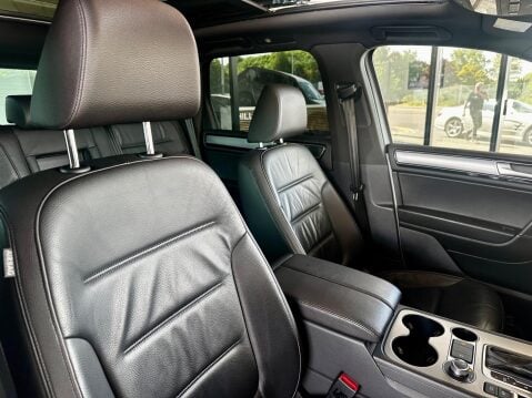 Volkswagen Touareg 3.0 TDI V6 BlueMotion Tech R-Line Tiptronic 4WD Euro 6 (s/s) 5dr 37