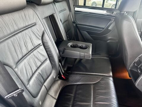 Volkswagen Touareg 3.0 TDI V6 BlueMotion Tech R-Line Tiptronic 4WD Euro 6 (s/s) 5dr 39