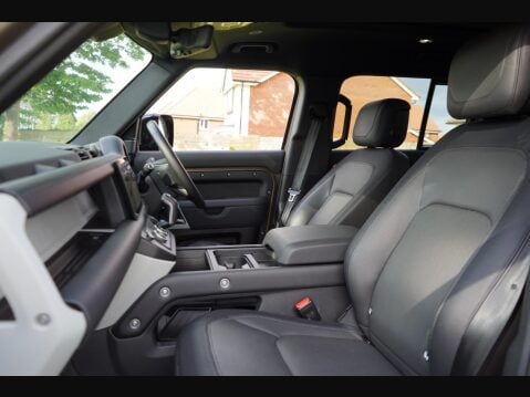 Land Rover Defender 3.0 D300 MHEV X-Dynamic HSE Auto 4WD Euro 6 (s/s) 5dr 29