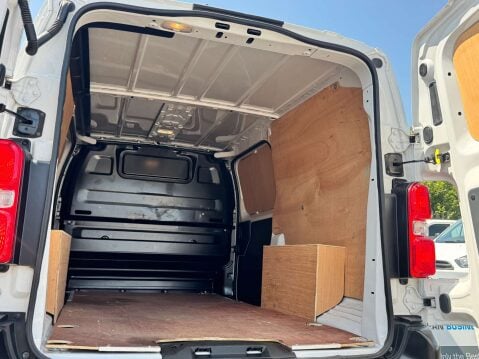 Vauxhall Vivaro 1.5 Vivaro F2900 Dynamic S/S 33