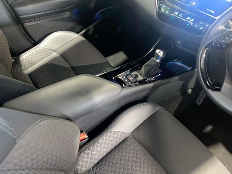 Toyota C-HR 1.8 VVT-h GPF Design SUV 5dr Petrol Hybrid CVT Euro 6 (s/s) (122 ps) Blueto 14