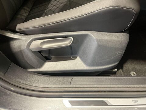 Volkswagen T-Roc 1.5 TSI R-Line SUV 5dr Petrol Manual Euro 6 (s/s) (150 ps) One Owner - Serv 24