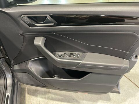 Volkswagen T-Roc 1.5 TSI R-Line SUV 5dr Petrol Manual Euro 6 (s/s) (150 ps) One Owner - Serv 25