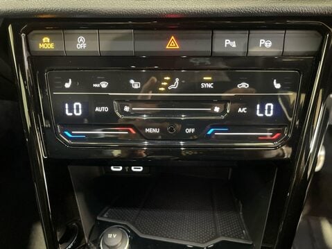 Volkswagen T-Roc 1.5 TSI R-Line SUV 5dr Petrol Manual Euro 6 (s/s) (150 ps) One Owner - Serv 28