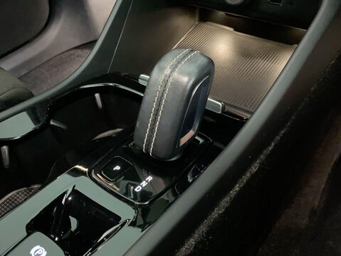 Volvo XC40 2.0 B4 MHEV R-Design Pro SUV 5dr Petrol Hybrid Auto Euro 6 (s/s) (197 ps) C 21