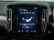 Volvo XC40 2.0 B4 MHEV R-Design Pro SUV 5dr Petrol Hybrid Auto Euro 6 (s/s) (197 ps) C 31