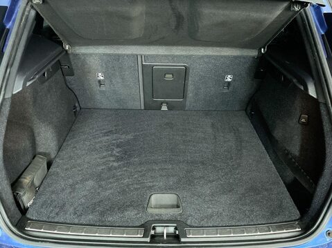 Volvo XC40 2.0 B4 MHEV R-Design Pro SUV 5dr Petrol Hybrid Auto Euro 6 (s/s) (197 ps) C 13