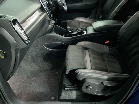 Volvo XC40 2.0 B4 MHEV R-Design Pro SUV 5dr Petrol Hybrid Auto Euro 6 (s/s) (197 ps) C 17