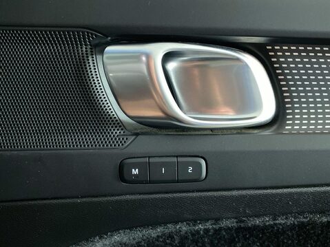 Volvo XC40 2.0 B4 MHEV R-Design Pro SUV 5dr Petrol Hybrid Auto Euro 6 (s/s) (197 ps) C 29