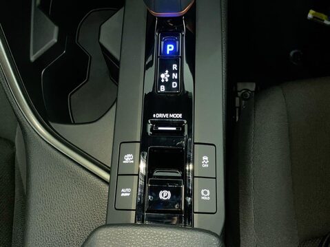 Toyota C-HR 2.0 VVT 13.6kWh Design SUV 5dr Petrol Plug-in Hybrid CVT Euro 6 (s/s) (223 31